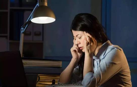 熬夜危害大易提前衰老 晚上睡不著覺應對妙招
