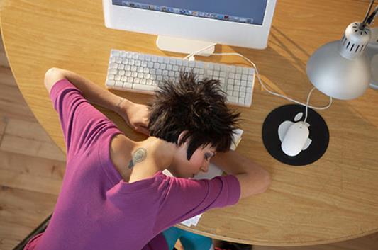 上班族趴著午睡危害大 科學午睡好處多