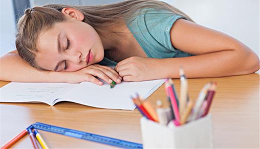 上班族趴著午睡危害大 科學午睡好處多