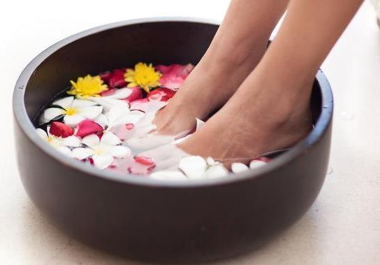 生姜泡腳好處多能治療感冒 泡腳的注意事項(xiàng)