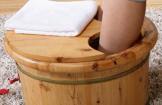 生姜泡腳好處多能治療感冒 泡腳的注意事項(xiàng)