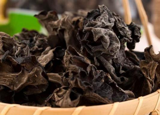 不要再用熱水泡發干木耳 廚師推薦小蘇打和溫水泡發