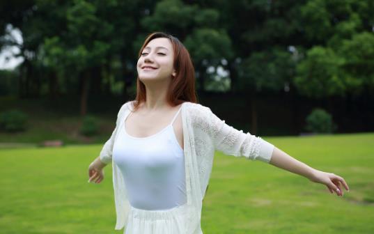 錯誤坐姿會毀了女白領的身材 保持身材的三個方法