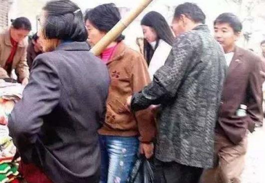 揭露小偷的各種慣用手法 地鐵公交容易被盜區域