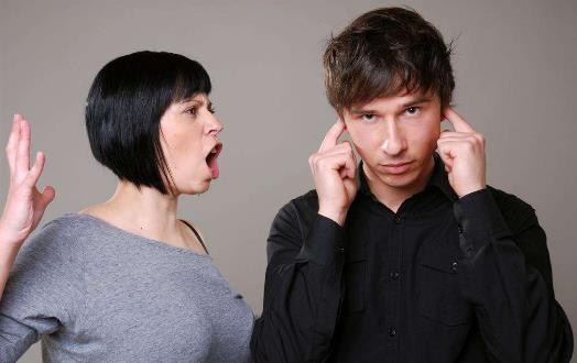 女人過(guò)度敏感多疑很可怕 猜忌是婚姻破裂的開始