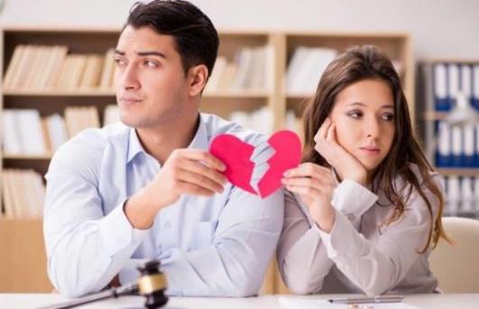 女人過(guò)度敏感多疑很可怕 猜忌是婚姻破裂的開始