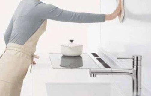 廚房瓷磚又油又粘 自制清洗劑清除污漬 墻面潔白如新