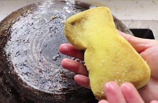 鍋底油膩“黑灰”不清除有壞處 老師傅教1妙招去除