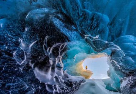 冰島的冰洞又稱大冰洞、藍(lán)冰洞,全天然形成