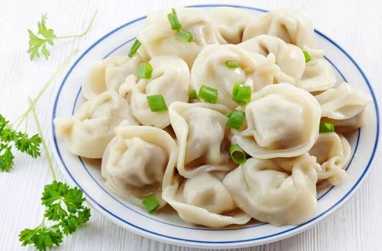 餃子用冷水煮還是沸水煮 開(kāi)蓋還是不開(kāi)蓋 要點(diǎn)水嗎