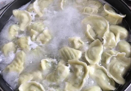 餃子用冷水煮還是沸水煮 開(kāi)蓋還是不開(kāi)蓋 要點(diǎn)水嗎
