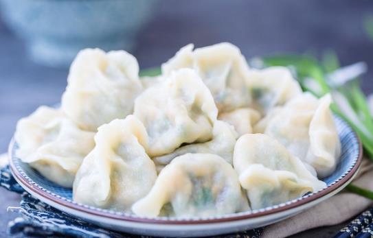 餃子用冷水煮還是沸水煮 開(kāi)蓋還是不開(kāi)蓋 要點(diǎn)水嗎