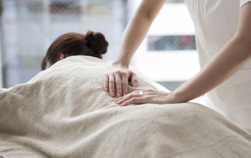 通過鍛煉和少吃減肥以外 中醫(yī)穴位按摩也可以減肥