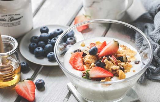 喝酸奶不僅好喝 還有能夠促消化提高機體免疫力