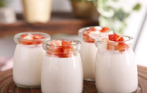 喝酸奶不僅好喝 還有能夠促消化提高機體免疫力