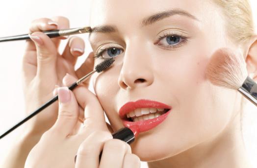 長(zhǎng)痘后還能化妝嗎 這樣化妝真的很容易長(zhǎng)痘痘