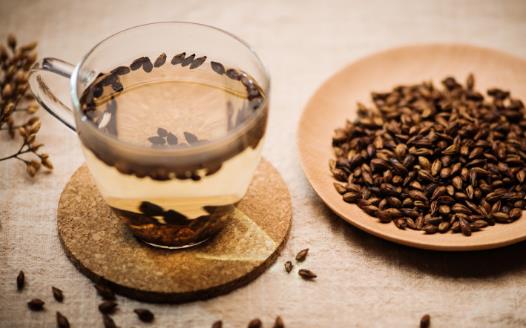 健脾開胃解油膩 吃大餐就沖一杯大麥茶吧