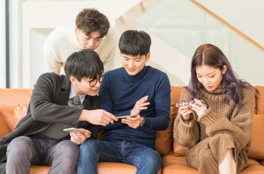 總玩手機脖子痛?手指痛?你可能是得了“手機病”