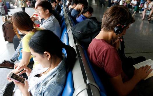 總玩手機脖子痛?手指痛?你可能是得了“手機病”