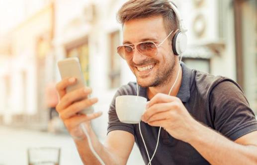 總玩手機脖子痛?手指痛?你可能是得了“手機病”