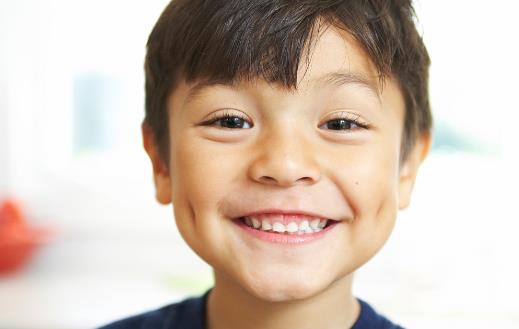 想醉倒在酒窩里 甜甜的酒窩可以后天形成哦