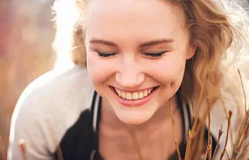 想醉倒在酒窩里 甜甜的酒窩可以后天形成哦