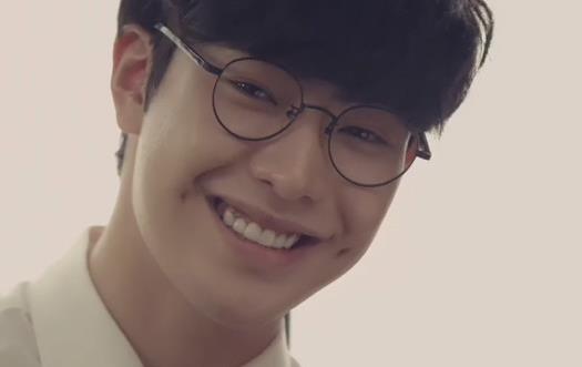 想醉倒在酒窩里 甜甜的酒窩可以后天形成哦