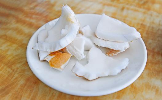 椰子光喝水太浪費了教你快速剝開椰子享用椰肉 