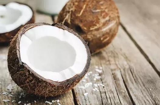 椰子光喝水太浪費了教你快速剝開椰子享用椰肉 