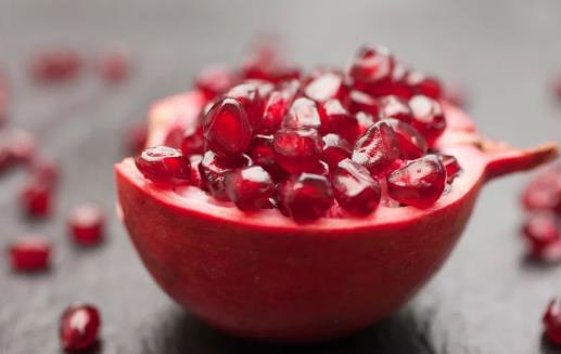 紅石榴被譽(yù)為水果中的紅寶石 紅石榴的功效及食用小妙招