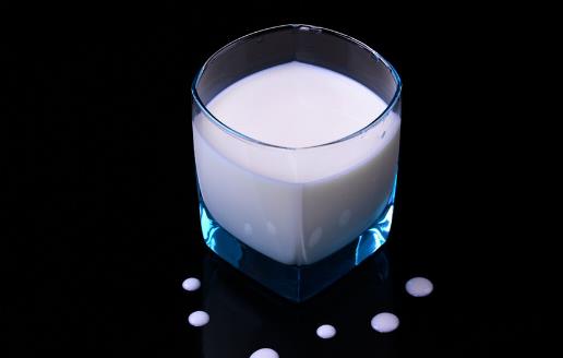 全脂牛奶脫脂牛奶的區(qū)別 選擇適合自己健康的最好