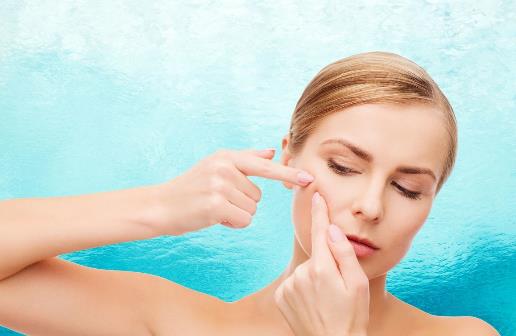 鼻翼兩側(cè)長痘 鼻痘的去除方法