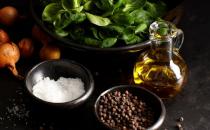 選廚房用油 應依低溫中溫高溫等不同烹調方式來預備