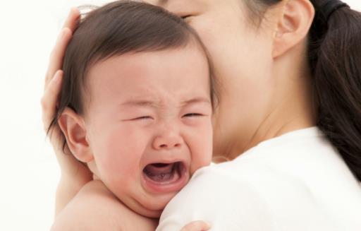 掌握方法采用正確的姿勢 抱剛出生的寶寶毫無壓力