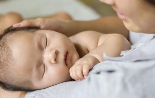 掌握方法采用正確的姿勢 抱剛出生的寶寶毫無壓力