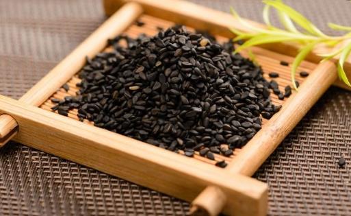 頭發發黃的原因 緩解頭發黃多吃紅棗和黑芝麻