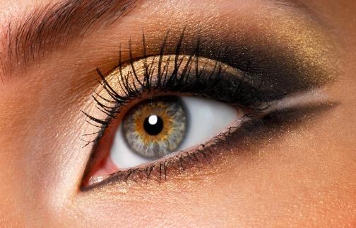 眼睛發腫緩解奇招 按摩眼皮促進血液循環