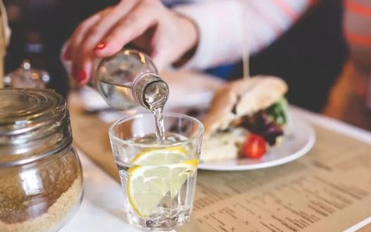 燒開的自來水里有水垢，還能不能喝？