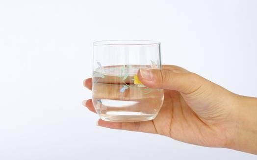 燒開的自來水里有水垢，還能不能喝？