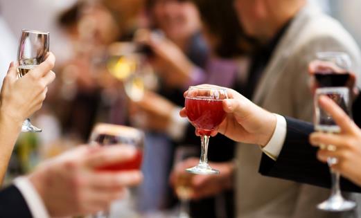 健康飲酒應(yīng)當(dāng)遵循的原則 食物解酒小妙招