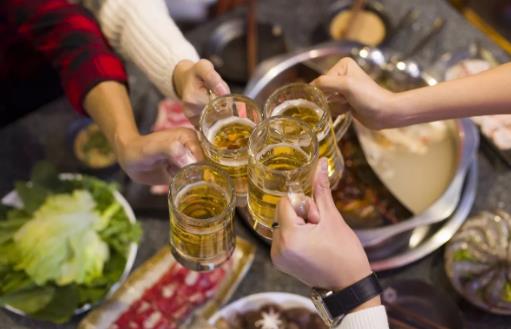 世上最坑爹的飲酒謊言 酒后多喝水減輕喝酒的傷害