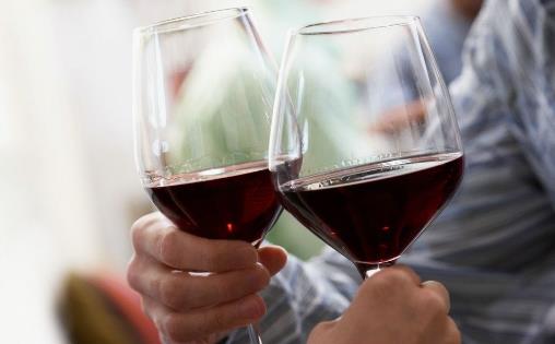 世上最坑爹的飲酒謊言 酒后多喝水減輕喝酒的傷害