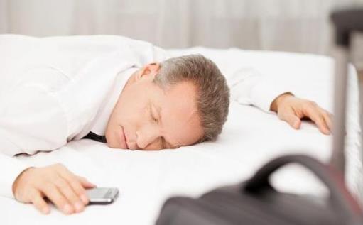 躺在床上玩手機(jī)的弊端 易引起頸椎病影響正常工作