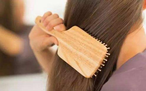 常梳頭有3大好處 但要掌握3個小技巧