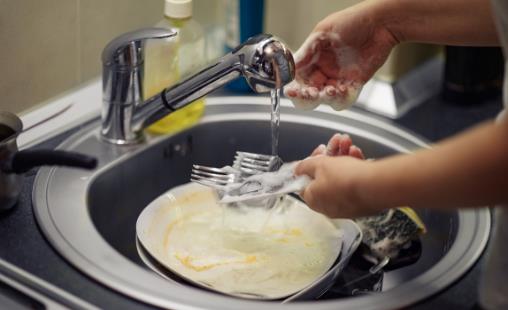 不少人洗碗還用洗潔精?蠢!教你用個小秒招,快速去油污