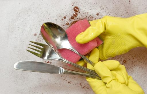 不少人洗碗還用洗潔精?蠢!教你用個小秒招,快速去油污