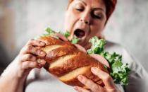 不吃晚飯和吃撐哪個后果更嚴重 答案你一定意想不到