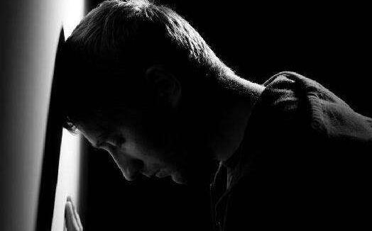 心理學(xué)角度看待抑郁癥 想戰(zhàn)勝抑郁癥了解真實的自己