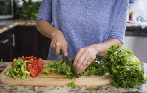 廚房達(dá)人教你切菜技巧 掌握這些刀法切什么菜都簡(jiǎn)單