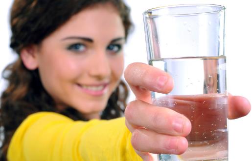 使用飲水機和電熱水壺喝水，哪種比較健康衛生